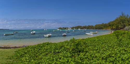 Blick auf den Strand und den türkisfarbenen Indischen Ozean an einem sonnigen Tag in Cap Malheureux, Mauritius, Indischer Ozean, Afrika - RHPLF31575
