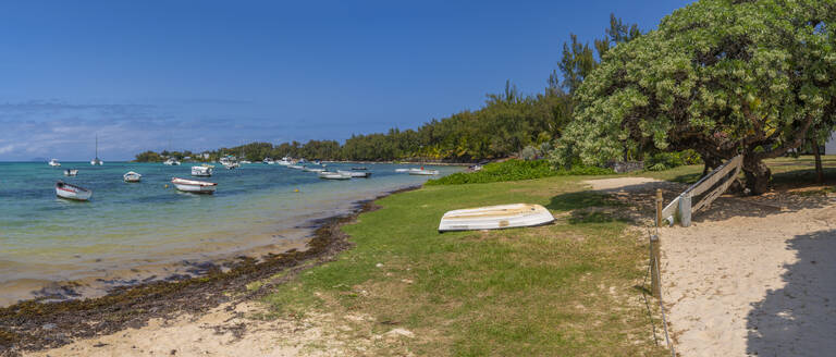 Blick auf den Strand und den türkisfarbenen Indischen Ozean an einem sonnigen Tag in Cap Malheureux, Mauritius, Indischer Ozean, Afrika - RHPLF31580