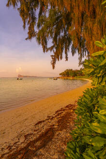 Blick auf den Strand und den Indischen Ozean bei Sonnenuntergang in Cap Malheureux, Mauritius, Indischer Ozean, Afrika - RHPLF31601