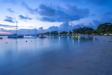Blick auf Boote auf dem Wasser in der Grand Bay in der Abenddämmerung, Mauritius, Indischer Ozean, Afrika - RHPLF31607