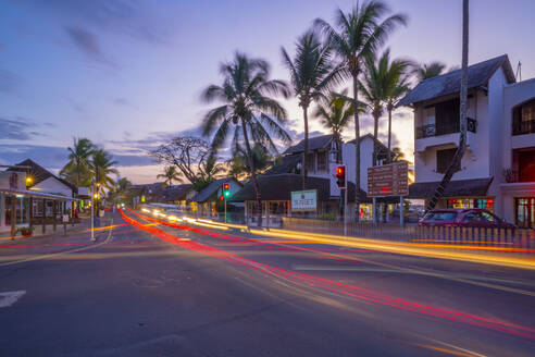 Blick auf Palmen und Boutiquen in der Grand Bay in der Abenddämmerung, Mauritius, Indischer Ozean, Afrika - RHPLF31608