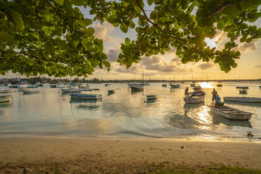 Blick auf Boote auf dem Wasser in der Grand Bay zur goldenen Stunde, Mauritius, Indischer Ozean, Afrika - RHPLF31612