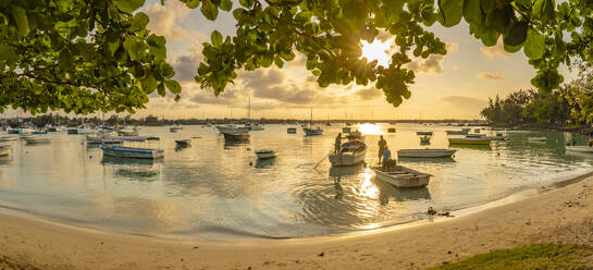 Blick auf Boote auf dem Wasser in der Grand Bay zur goldenen Stunde, Mauritius, Indischer Ozean, Afrika - RHPLF31614