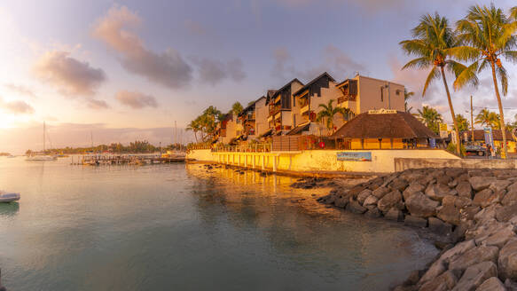 Blick auf die Wohnungen am Wasser in Grand Bay bei Sonnenuntergang, Mauritius, Indischer Ozean, Afrika - RHPLF31615