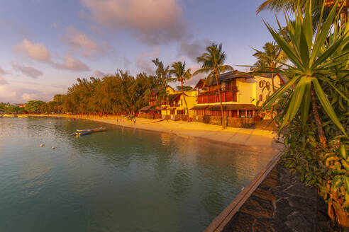Blick auf Strand und Boote in der Grand Bay zur goldenen Stunde, Mauritius, Indischer Ozean, Afrika - RHPLF31616