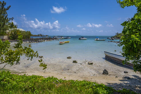 Blick auf den Strand und den türkisfarbenen Indischen Ozean an einem sonnigen Tag in der Nähe von Poste Lafayette, Mauritius, Indischer Ozean, Afrika - RHPLF31617