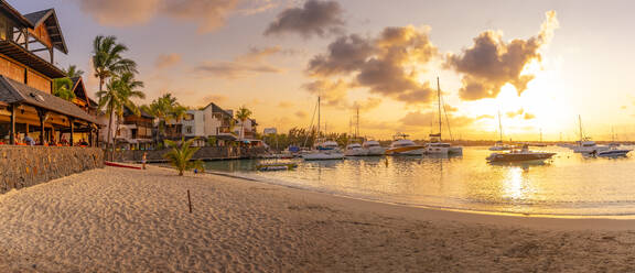 Blick auf Strand und Boote in der Grand Bay zur goldenen Stunde, Mauritius, Indischer Ozean, Afrika - RHPLF31620