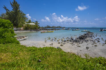 Blick auf den Strand und den türkisfarbenen Indischen Ozean an einem sonnigen Tag in der Nähe von Poste Lafayette, Mauritius, Indischer Ozean, Afrika - RHPLF31623