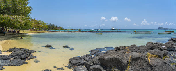 Blick auf den Strand und den türkisfarbenen Indischen Ozean an einem sonnigen Tag in Cap Malheureux, Mauritius, Indischer Ozean, Afrika - RHPLF31627