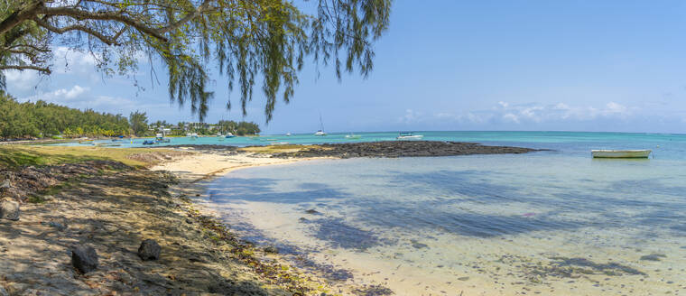 Blick auf den Strand und den türkisfarbenen Indischen Ozean an einem sonnigen Tag in Cap Malheureux, Mauritius, Indischer Ozean, Afrika - RHPLF31628