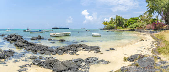 Blick auf den Strand und den türkisfarbenen Indischen Ozean an einem sonnigen Tag in Cap Malheureux, Mauritius, Indischer Ozean, Afrika - RHPLF31629