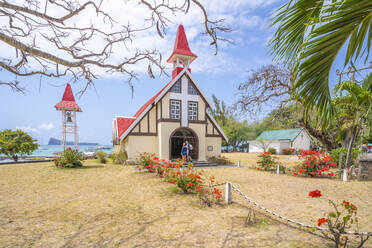 Ansicht von Notre-Dame Auxiliatrice de Cap Malheureux an einem sonnigen Tag in Cap Malheureux, Mauritius, Indischer Ozean, Afrika - RHPLF31630