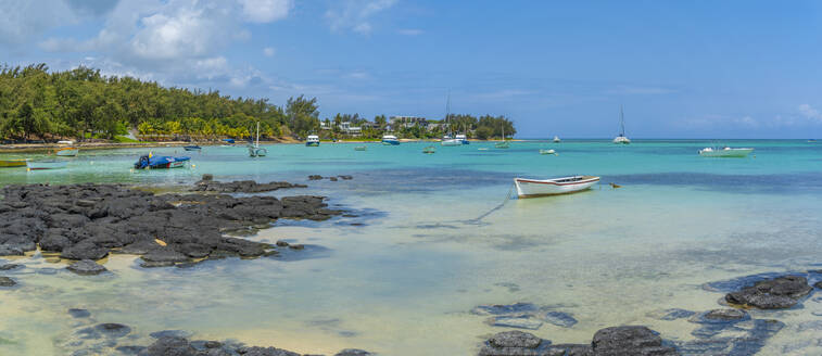 Blick auf den Strand und den türkisfarbenen Indischen Ozean an einem sonnigen Tag in Cap Malheureux, Mauritius, Indischer Ozean, Afrika - RHPLF31633