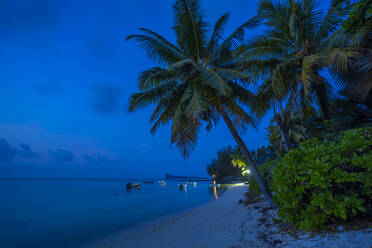 Blick auf den Strand und den türkisfarbenen Indischen Ozean in der Abenddämmerung in Cap Malheureux, Mauritius, Indischer Ozean, Afrika - RHPLF31636