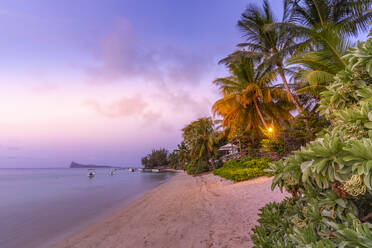 Blick auf den Strand und den Indischen Ozean in der Abenddämmerung in Cap Malheureux, Mauritius, Indischer Ozean, Afrika - RHPLF31637