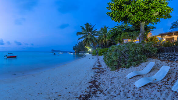 Blick auf den Strand und den türkisfarbenen Indischen Ozean in der Abenddämmerung in Cap Malheureux, Mauritius, Indischer Ozean, Afrika - RHPLF31640