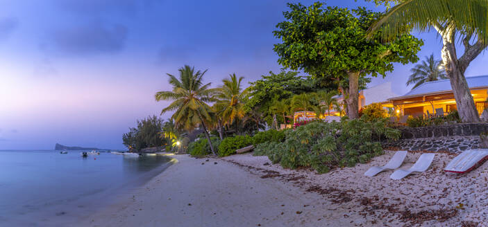 Blick auf ein Strandhaus in der Abenddämmerung in Cap Malheureux, Mauritius, Indischer Ozean, Afrika - RHPLF31641