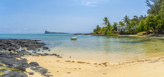 Blick auf den Strand und den türkisfarbenen Indischen Ozean an einem sonnigen Tag in Cap Malheureux, Mauritius, Indischer Ozean, Afrika - RHPLF31644