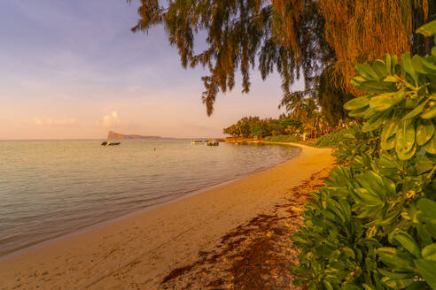 Blick auf den Strand und den Indischen Ozean bei Sonnenuntergang in Cap Malheureux, Mauritius, Indischer Ozean, Afrika - RHPLF31646