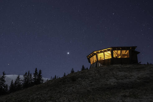 Comisu Wildlife Hide bei Nacht, Fagaras-Gebirge, Kreis Arges, Muntenia, Rumänien, Europa - RHPLF31668