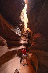 Ein Mädchen genießt die schöne Aussicht auf den Upper Antelope Canyon an einem sonnigen Sommertag, Page, Arizona, Vereinigte Staaten von Amerika, Nord-Amerika - RHPLF31687