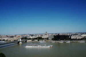Blick auf ein Sightseeingboot auf der Donau und Budapest, Ungarn, Europa - RHPLF31694