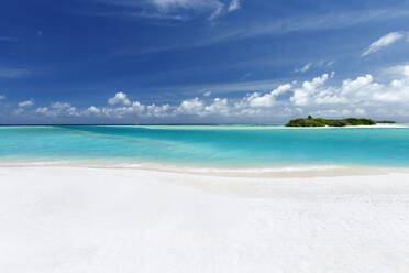 White sandy beach lagoon and island, The Maldives, Indian Ocean, Asia - RHPLF31740