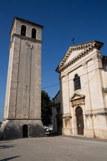 Uhrenturm und Kathedrale der Himmelfahrt der Heiligen Jungfrau Maria aus dem 4. Jahrhundert, Pula, Kroatien, Europa - RHPLF31760