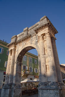 Bogen des Sergii (Goldenes Tor), erbaut 27 v. Chr., Portarata-Platz, Altstadt, Pula, Kroatien, Europa - RHPLF31768