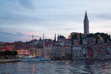 Segelboote und Skyline mit Turm der Kirche der Heiligen Euphemia, Altstadt, Rovinj, Kroatien, Europa - RHPLF31773