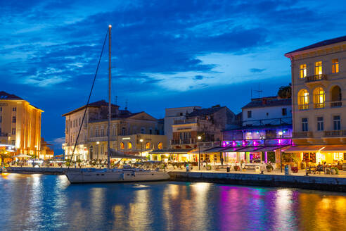 Boot und Restaurants am Wasser am Abend, Hafen, Porec, Kroatien, Europa - RHPLF31779