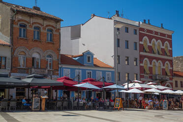 Restaurant im Freien, Altstadt, Porec, Kroatien, Europa - RHPLF31781