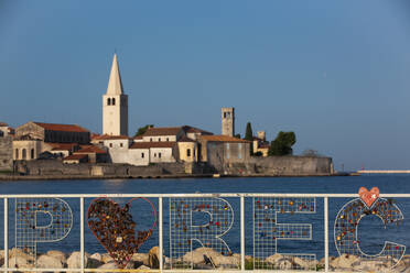Kroatien Schild, Turm der Euphrasian Bascilica im Hintergrund, Altstadt, Porec, Kroatien, Europa - RHPLF31783