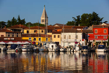 Vergnügungsboote, Yachthafen, Hafen von Novigrad, Turm der St. Pelagius Kirche im Hintergrund, Altstadt, Novigrad, Kroatien, Europa - RHPLF31788