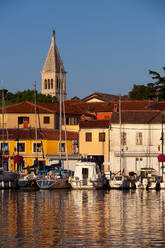 Vergnügungsboote, Yachthafen, Hafen von Novigrad, Turm der St. Pelagius Kirche im Hintergrund, Altstadt, Novigrad, Kroatien, Europa - RHPLF31790