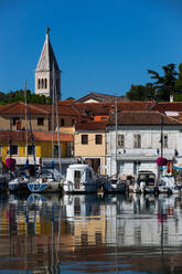 Vergnügungsboote, Yachthafen, Hafen von Novigrad, Turm der St. Pelagius Kirche im Hintergrund, Altstadt, Novigrad, Kroatien, Europa - RHPLF31792