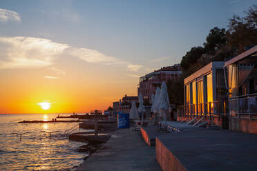 Sonnenuntergang, Blick aufs Meer, Restaurants auf der rechten Seite, Altstadt, Novigrad, Kroatien, Europa - RHPLF31793