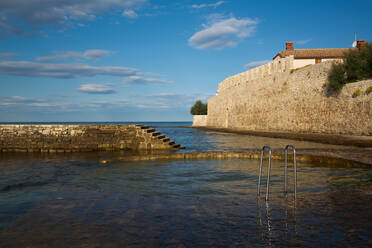 Badeplatz am Meer, Stadtmauer, Altstadt, Novigrad, Kroatien, Europa - RHPLF31798