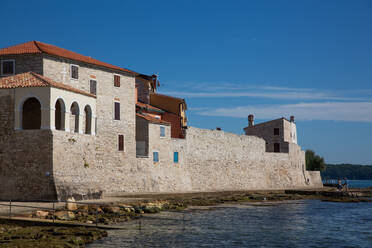 Historische Stätte am Wasser und Belvedere, aus dem Jahr 1649, Altstadt, Novigrad, Kroatien, Europa - RHPLF31800