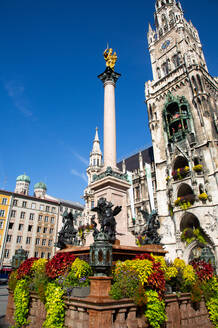 Marienstatue, Uhrenturm mit Glockenspiel, Neues Rathaus, Marienplatz, Altstadt, München, Bayern, Deutschland, Europa - RHPLF31823