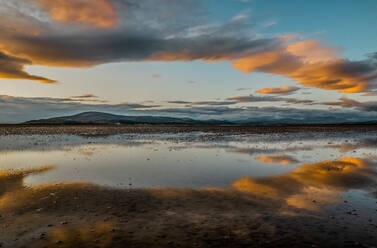 Reflexionen vom Sandscale Haws Nature Reserve, mit Blick über die Duddon-Mündung in Richtung Black Combe und den Lake District von der Cumbrian Coast, Cumbria, England, Vereinigtes Königreich, Europa - RHPLF31826