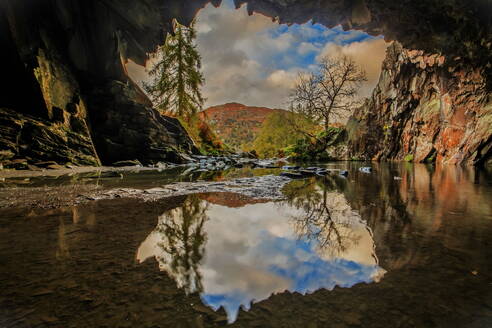 Sonnenschein und Regenschauer mit Herbstfarben von der Rydal-Höhle, Lake District National Park, UNESCO-Weltkulturerbe, Cumbria, England, Vereinigtes Königreich, Europa - RHPLF31829