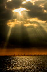 Sonnenstrahlen von der Insel Walney an der Küste von Cumbria, Halbinsel Furness, Cumbria, England, Vereinigtes Königreich, Europa - RHPLF31833