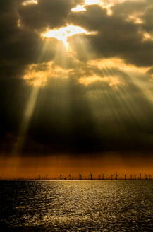 Sonnenstrahlen von der Insel Walney an der Küste von Cumbria, Halbinsel Furness, Cumbria, England, Vereinigtes Königreich, Europa - RHPLF31833