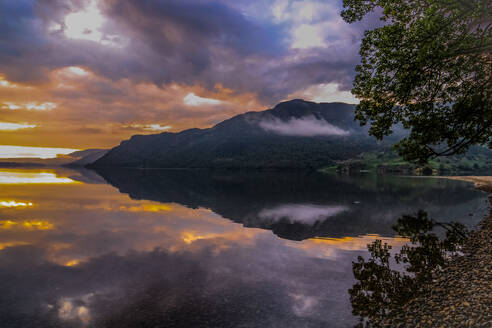 Sonnenaufgang von Ullswater im Lake District National Park, UNESCO-Weltkulturerbe, Cumbria, England, Vereinigtes Königreich, Europa - RHPLF31834