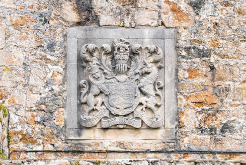 Königliches Wappen in Castle Cornet, St. Peter Port, Guernsey, Kanalinseln, Europa - RHPLF31839