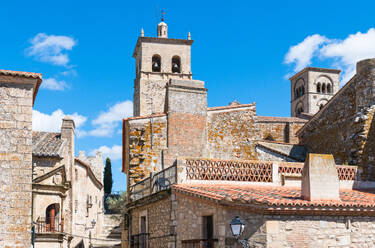 Straßen von Trujillo, mit dem Balkon der Casa de los Chaves Calderon auf der linken Seite und den Türmen der Iglesia de Santa Maria la Mayor (Kirche Santa Maria la Mayor) auf der rechten Seite, Trujillo, Caceres, Extremadura, Spanien, Europa - RHPLF31851
