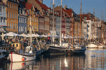 Bunte Gebäude und hohe Mastenboote am Nyhavn, Nyhavn-Kanal, Nyhavn, Kopenhagen, Dänemark, Europa - RHPLF31856