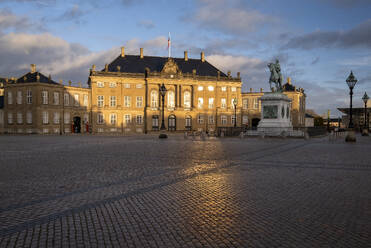 Letztes Licht auf Schloss Amalienborg, Amalienborg-Platz, Kopenhagen, Dänemark, Europa - RHPLF31857