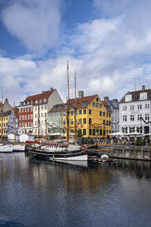 Bunte Gebäude und hohe Mastenboote am Nyhavn, Nyhavn-Kanal, Nyhavn, Kopenhagen, Dänemark, Europa - RHPLF31859